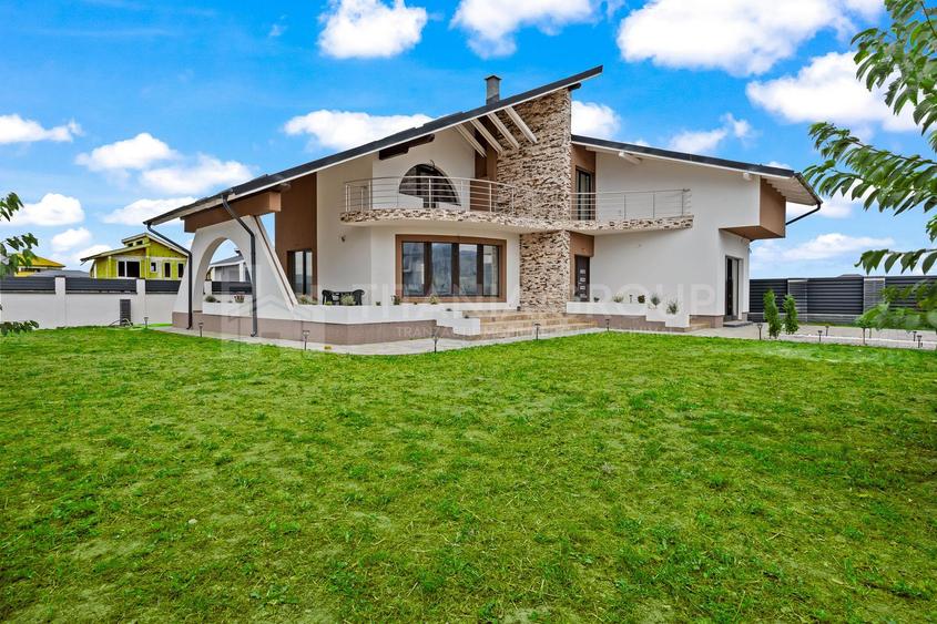Vila cu arhitectura deosebita, teren 636mp, Cristian, Brasov