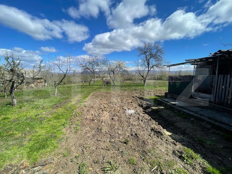 Casa cu 3 camere, 90 mp, 2 anexe gospodaresti si teren de 3000 mp, zona Crucisor