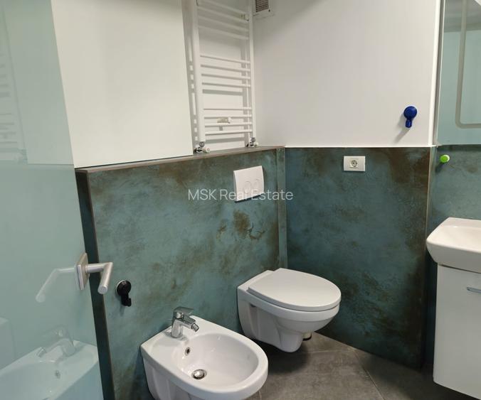 3  camere  /prima inchiriere/13  Septembrie/vis  a vis  de  Catedrala - 14