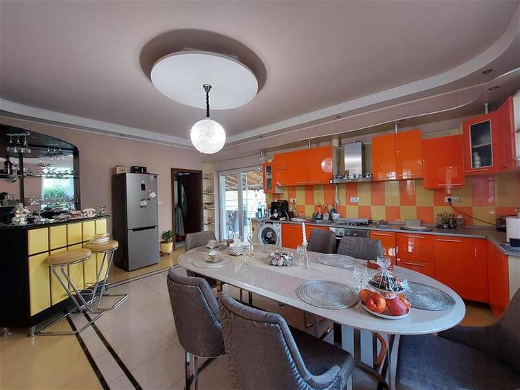 Casa mare pentru 2 familii sau pentru afacere