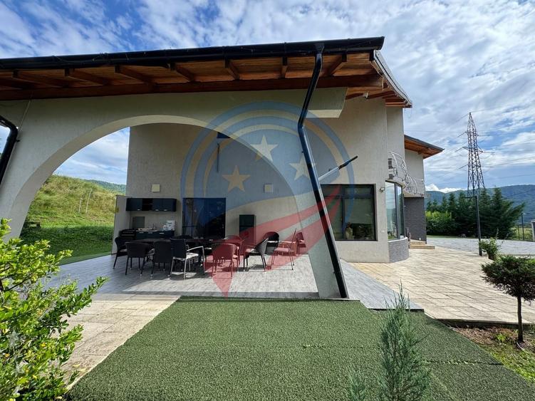 Pensiune în Călimănești + 2 A-Frame - Teren 5.574 mp - Bonus Mercedes 350d