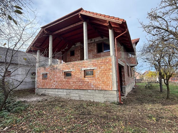Casa cu 7 camere, 250 mp, zona Mesteacan (Halmeu)