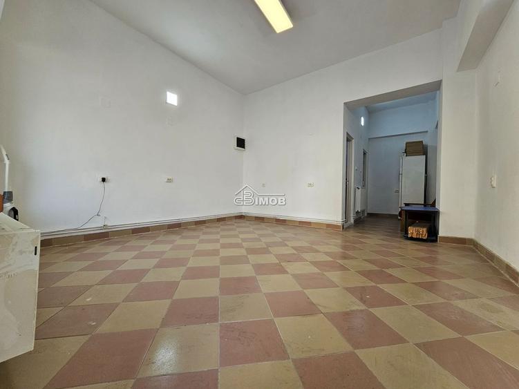 Spatiu comercial/birou de inchiriat – Micro 4, zona cu trafic pietonal intens