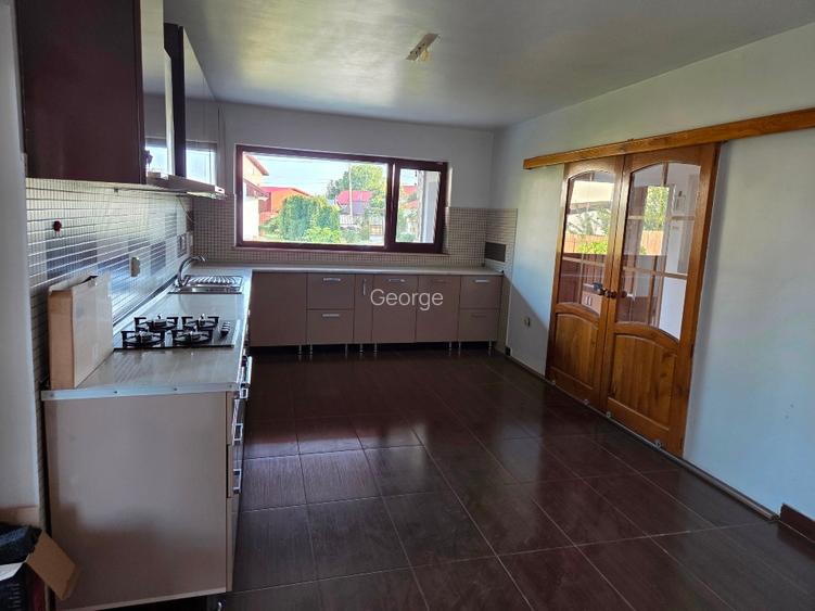 Casă cu 5 camere și garaj, teren 1400 mp