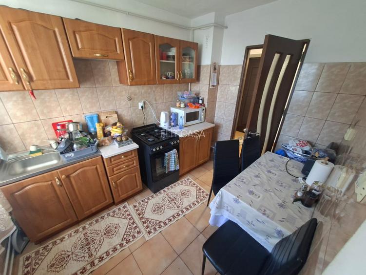 Apartament cu 2 camere, decomandat,  etajul 3/4, zona Baza 3 - 4
