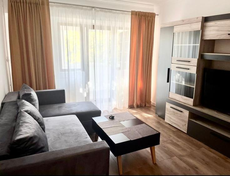 Apartament cu 3 camere, decomandat, zona Podu de Fier