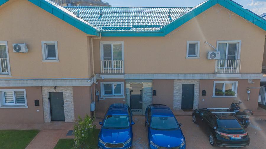Locuință modernă, gata de mutare,cu terasă si curte proprii, acces la piscina
