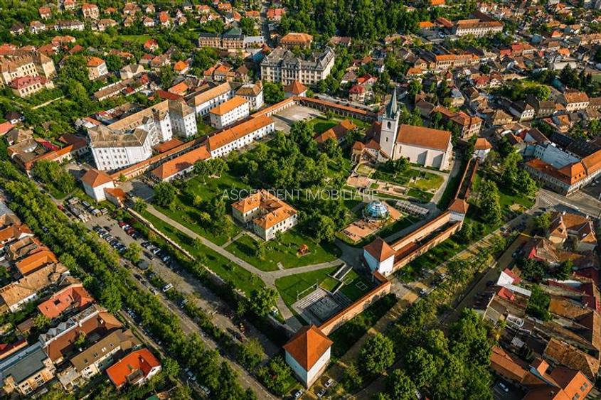 Casa cu doua cai de acces, 5 camere, 4 bai, garaj, langa Cetatea Medievala Targu - 4