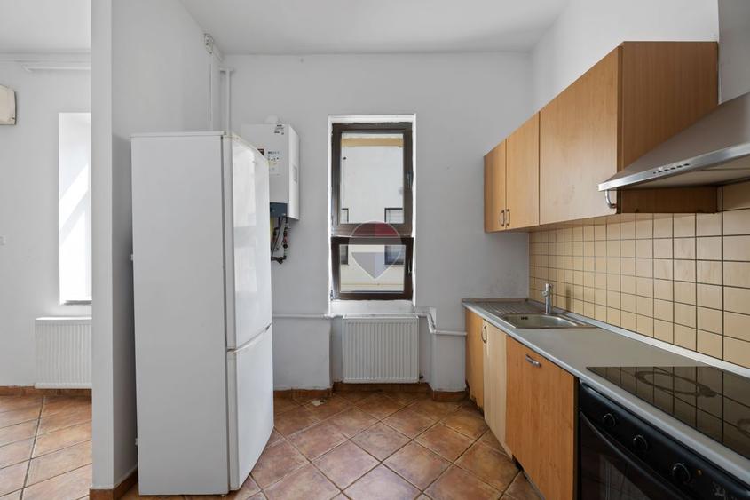 Apartament 4 camere + boxă, etaj 1, în zonă  Ultracentral