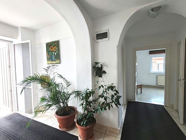 Casă 8 camere, curte generoasă