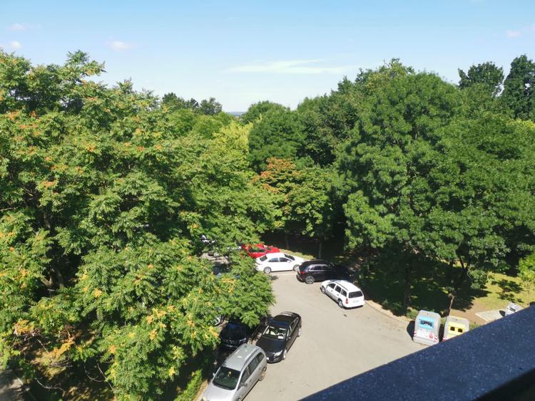 Apartament 73mp cu 3 camere decomandat, 1 Mai vizavi de Spitalul Nr 1 , Insula.