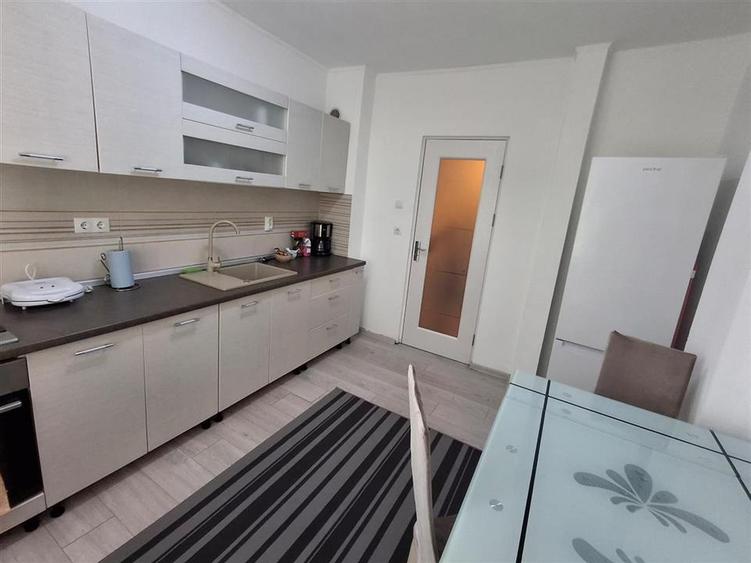 Apartament 3 camere decomandat balcon zona B-dul Mihai Viteazu
