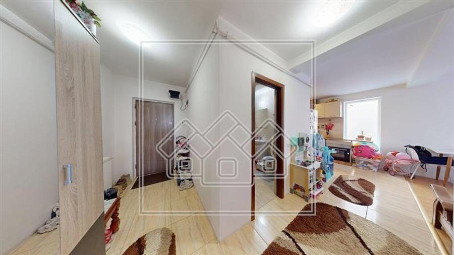 Apartament mobilat, 2 camere, 2 balcoane, loc de parcare -T. Ricci