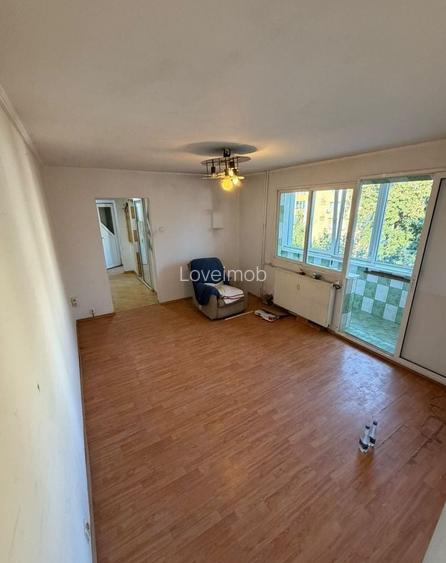 Apartament cu 4 camere de 81 mp, de renovat, în bloc reabilitat
