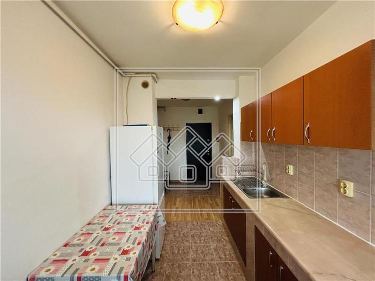 Apartament decomandat, 2 camere, balcon - M. Viteazu