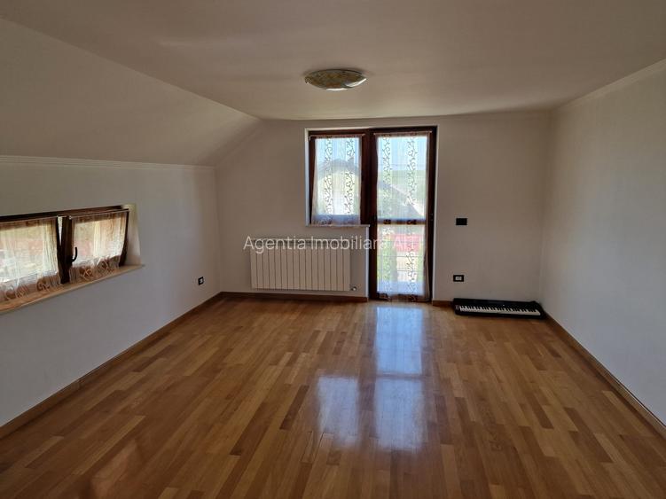 De Vanzare Casa Dumbraveni - 13