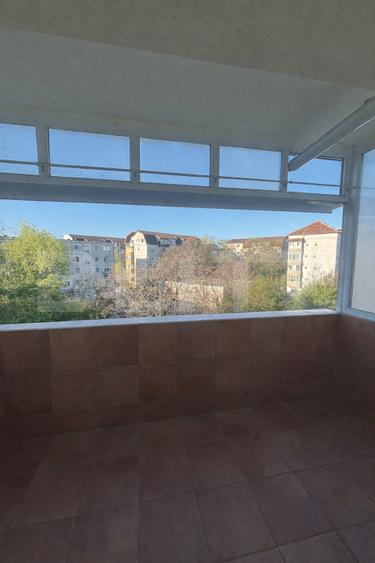 Apartament cu 2 camere, decomandat, 2 balcoane – la 3 min de Iulius Mall