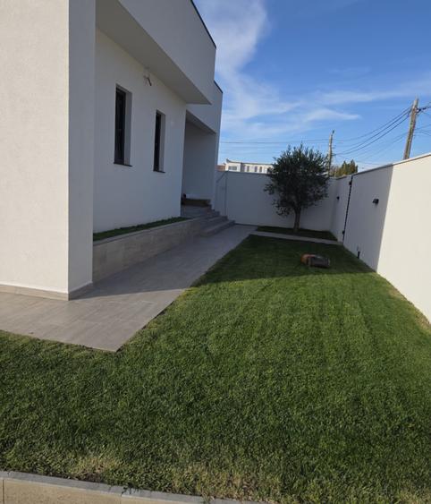 Casă de vânzare cu 3 camere, zona Lazu