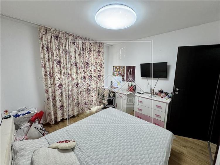 Apartament cu 3 camere, mobilat si utilat, zona linistita
