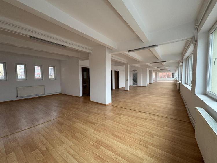 Zona pietii Tractorul, 900 mp, spatii comerciale dispuse pe doua etaje