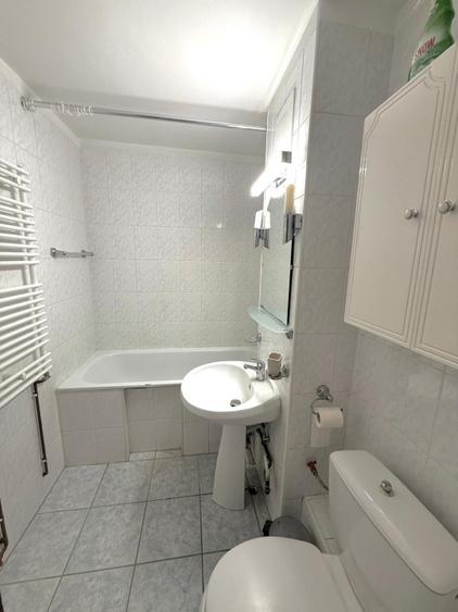Proprietar inchiriez ap 3 camere cu AC, 2 bai, complet utilat, bloc anvelopat