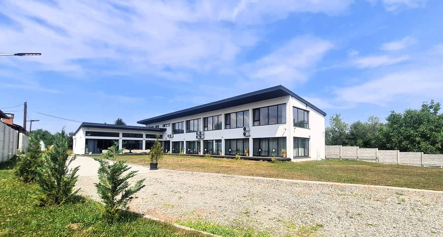 Pensiune moderna 12 camere 4600 mp Valea Avrigului
