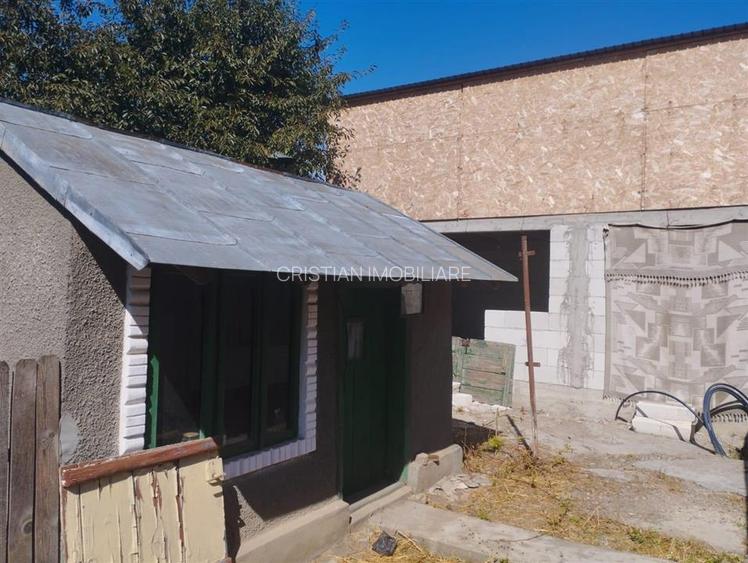 Casa 4 camere, teren 2100 mp, deschidere 18 m, Unirea - 3