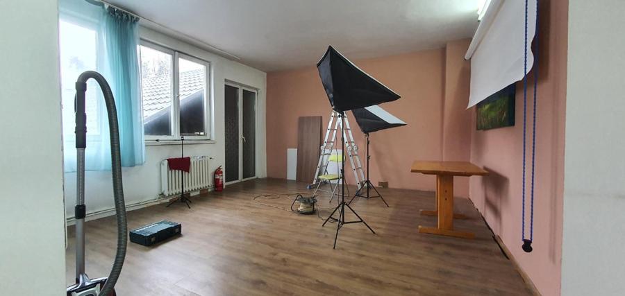Spatiu comercial pe 2 nivele,spatii depozitare + parcari, in zona foarte buna!