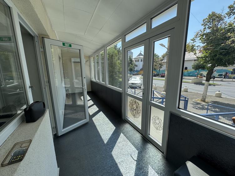 Spatiu Comercial Stradal In Berceni Vad intens Vitrina 10 m