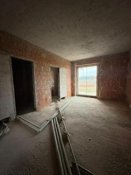 Casa 10 camere Nefinalizata 600 m Utili 2500 m Teren Padure 400 m