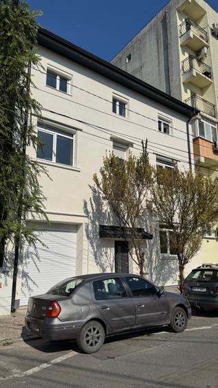 De inchiriat Imobil având 9 camere ,suprafață de 285 mp. Cantemir langa Metrou