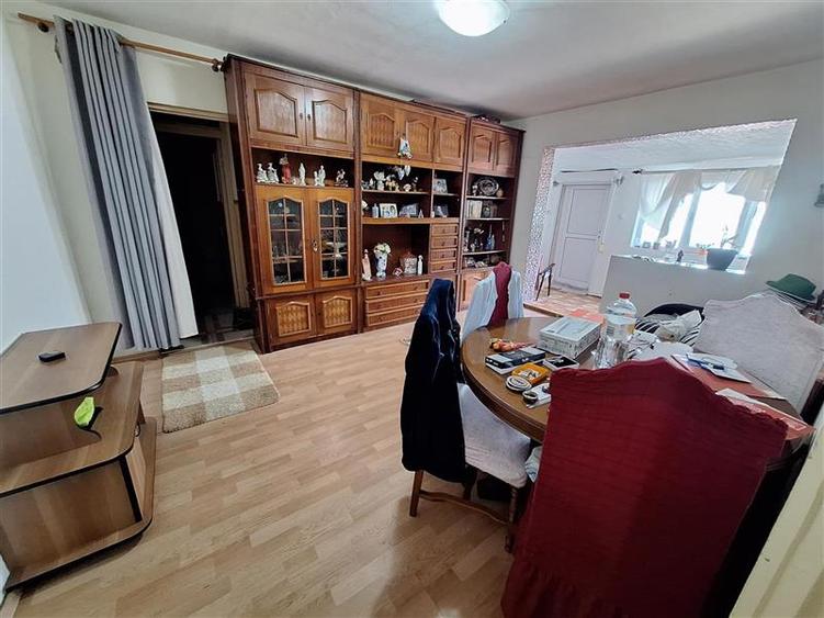 Apartament 2 camere semidecomandat , zona Milcov