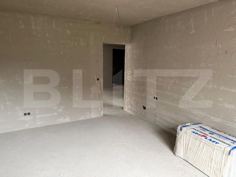 Apartament 4 camere, semifinisat cu garaj si boxa, zona Bradet