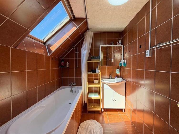 Apartament la casa 3 camere zona Gusterita
