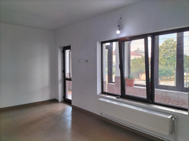 Casă / spațiu comercial - lângă Spitalul Racovița, Mioveni