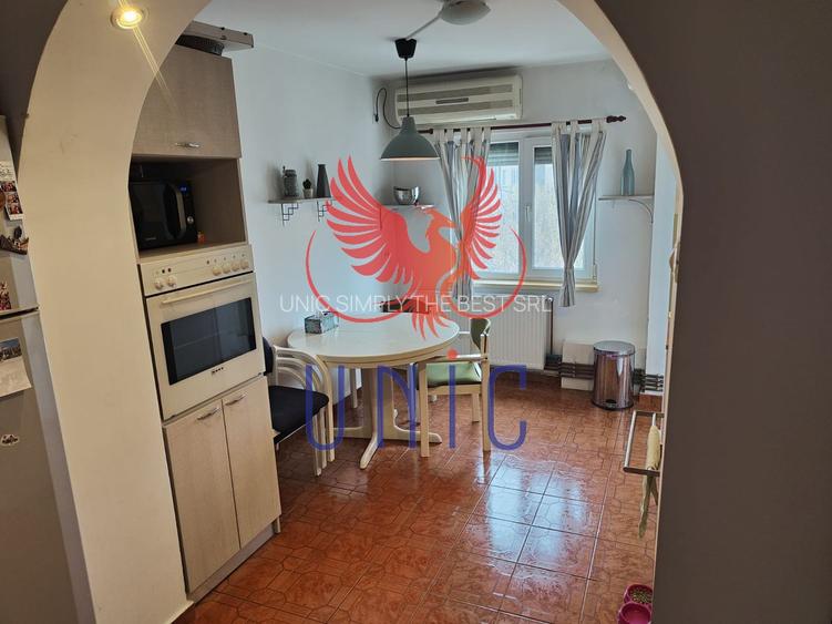 3 decomandate 1 Mai - 27