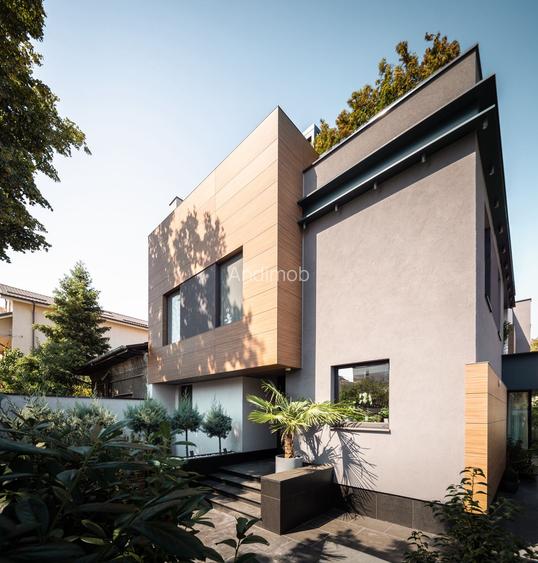 Vilă situată în zona Piața Domenii - 12 Camere - 3