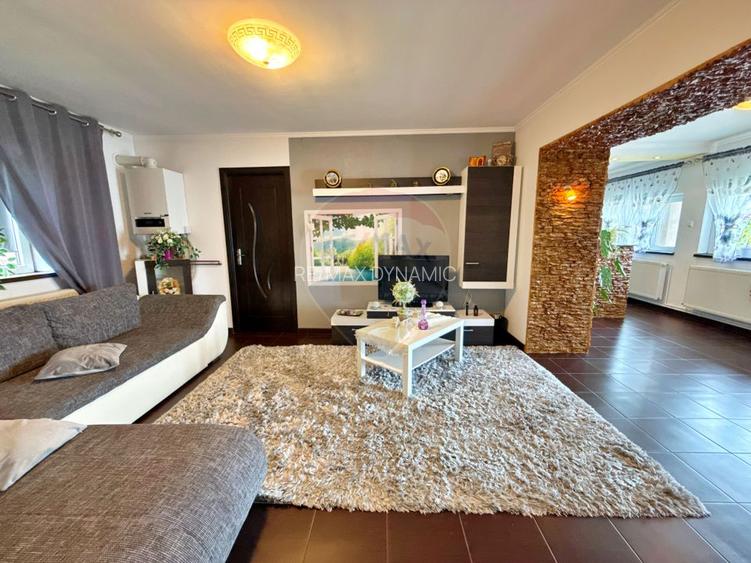 Casă mobilată și utilată, renovată complet, teren 1.410 mp - 2