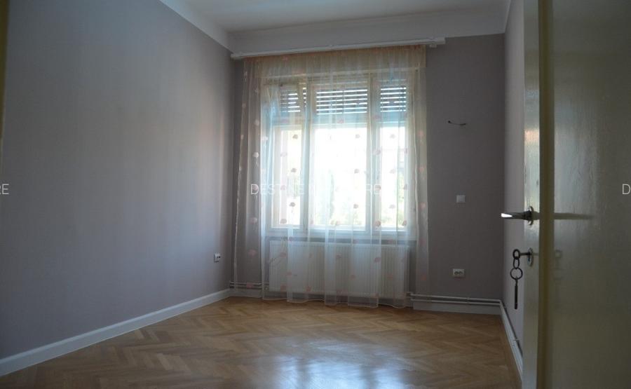 Apartament cu 4 camere, suprafata de 135 mp, garaj si beci in inima orasului   - 8