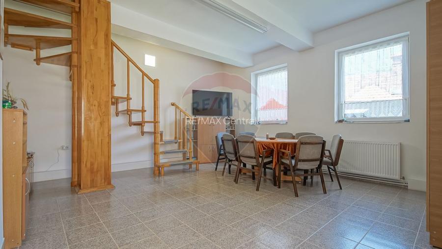 Casă falnică, curte individuală, langă Piața Unirii, în inima Scheilor - 14