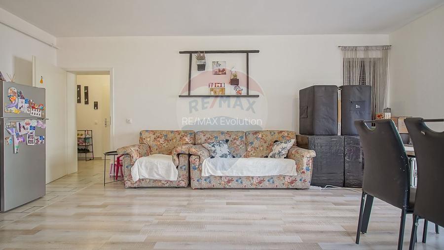 Apartament cu 3 camere de vânzare în zona Tractorul - 3