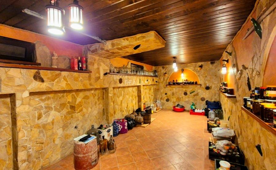 Cauți o casă mare sau spațiu pentru business? Aici le ai pe ambele! - 23