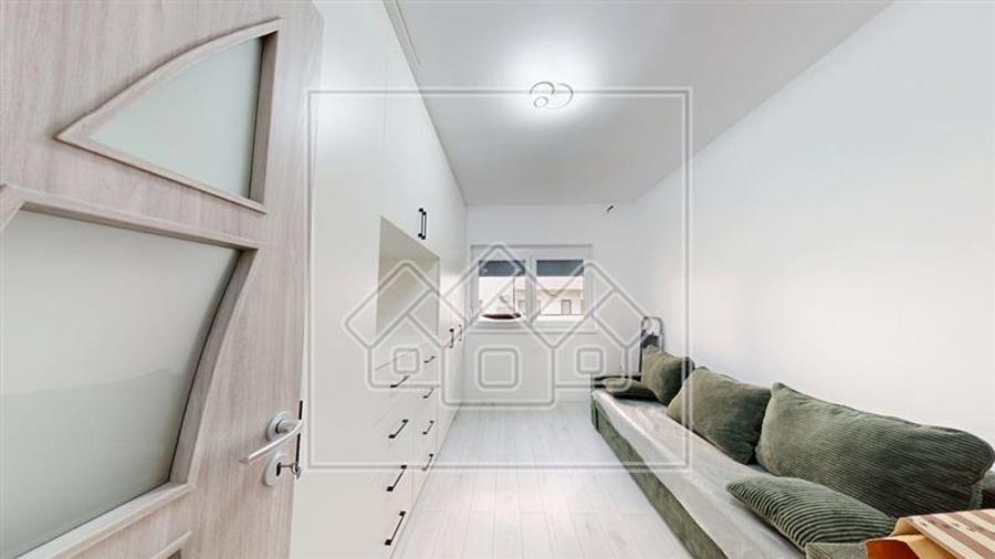 Ap cu 3 camere, balcon, 2 locuri de parcare, mobilat modern