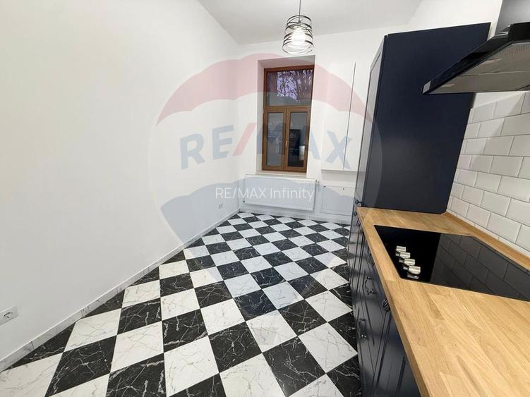 Apartament 4 camere, pe 2 niveluri si curte comuna în Centru - 12