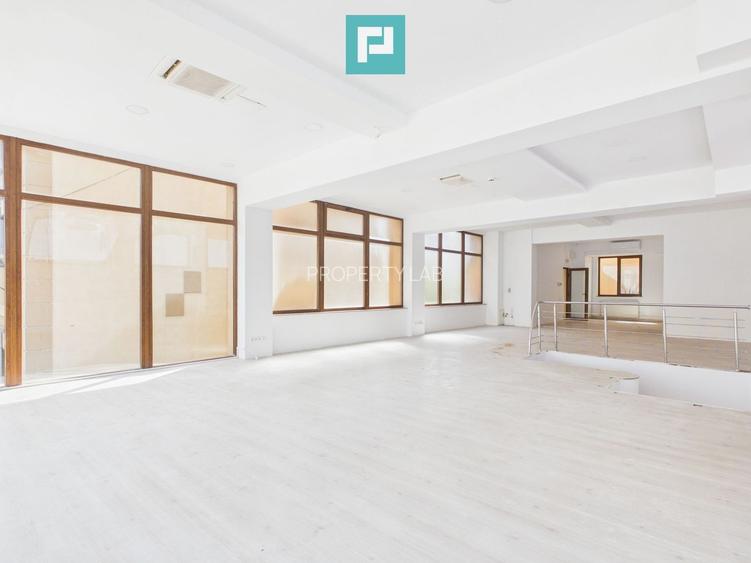 Spațiu comercial renovat, vitrină 8 m, Etaj 1 - 5