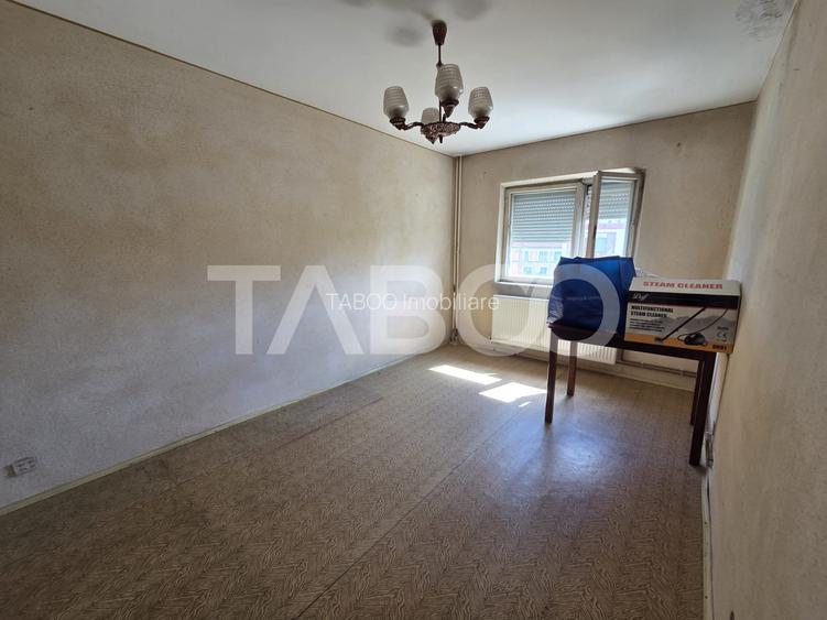 Apartament 3 camere semidecomandat 70 mp zona Bd Unirii etaju 3 - 3