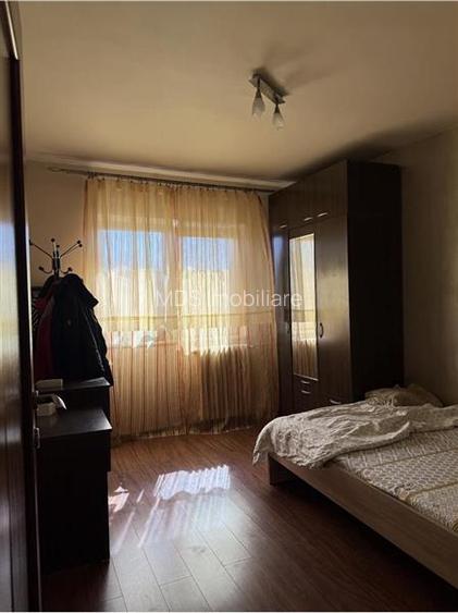 Decomandat cu 2 bai la parter inalt, lingă Piața Verde - 2