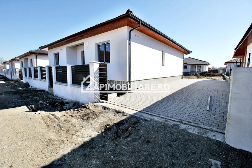 Casa 4 cam.2 băi,1 pivniță 1 dressing,500mp.teren,gard,pavaj - 2