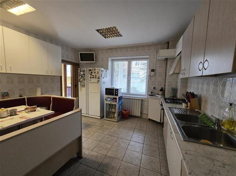 Vila versatila 7 camere + Garaj, Pivnita si Centrala Proprie, zona 1 Mai - Ion M