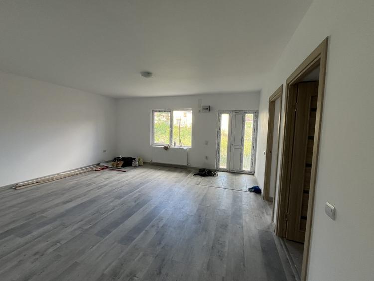 Exclusivitate! Casa cocheta la sol, 3 camere, partea dreapta, Valu lui Traian!